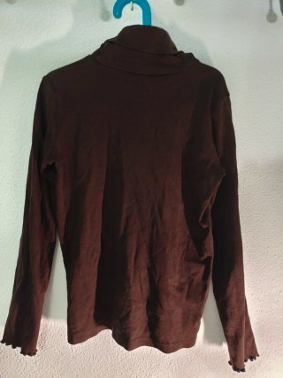 Camiseta marrón cuello alto manga larga