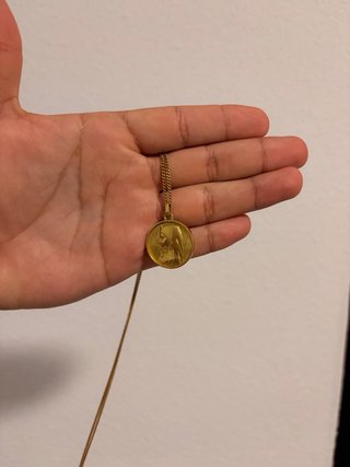 Cadena de oro con medalla