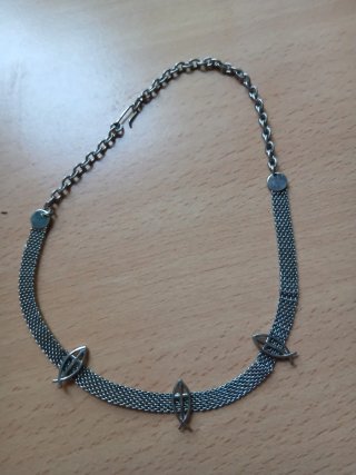 Collana con pesci stilizzati