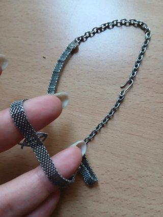Collana con pesci stilizzati