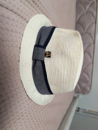 Sombrero de playa beige y gris