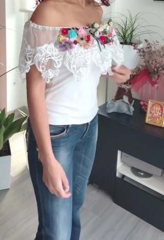 Blusa indígena Otavaleña con flores de encaje