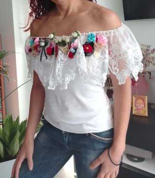 Blusa indígena Otavaleña con flores de encaje