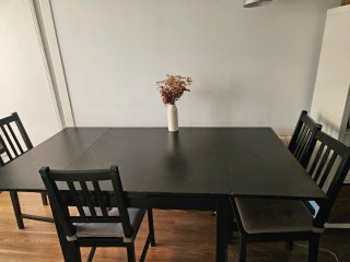 Mesa Ikea extensible y 4 sillas