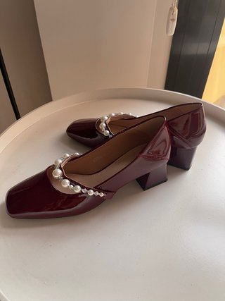 Zapatos de tacón rojos con perlas