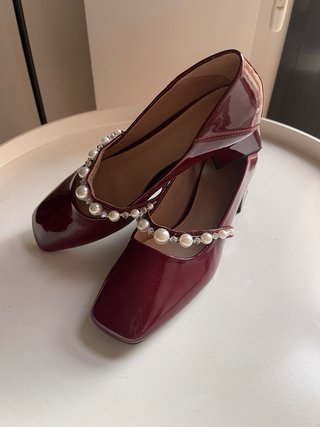 Zapatos de tacón rojos con perlas