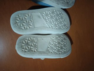 2 zapatillas tela velcros azul y blanco roto N 25