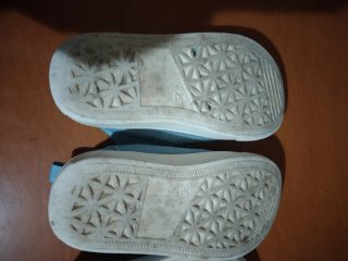 2 zapatillas tela velcros azul y blanco roto N 25