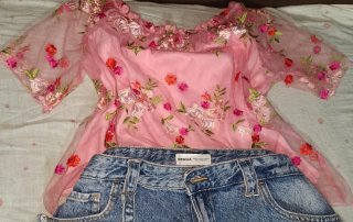 Blusa Rosa, Falda vaquera Bershka, zapatos dorados
