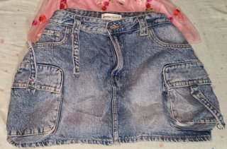 Blusa Rosa, Falda vaquera Bershka, zapatos dorados