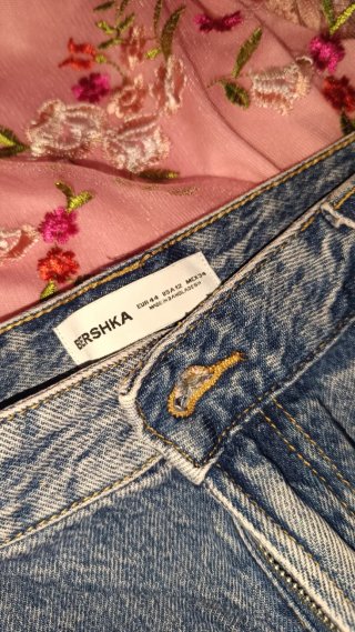 Blusa Rosa, Falda vaquera Bershka, zapatos dorados