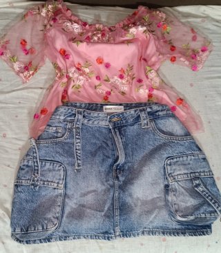 Blusa Rosa, Falda vaquera Bershka, zapatos dorados
