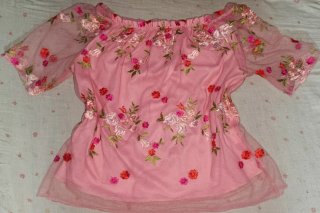 Blusa Rosa, Falda vaquera Bershka, zapatos dorados
