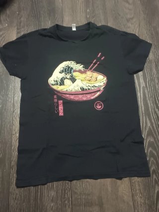 Camiseta Negra Diseño Ramen Ola
