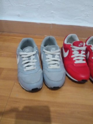 Deportivas Nike Grises y Rojas