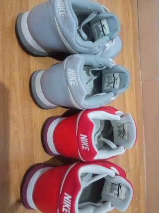 Deportivas Nike Grises y Rojas