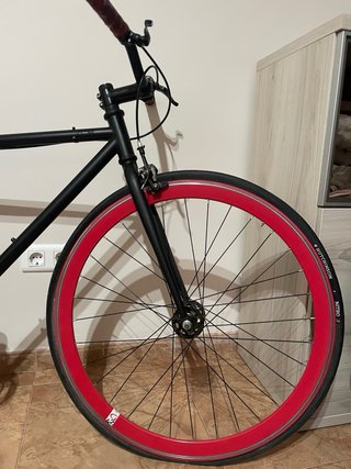 Bicicleta Fixie Negra Ruedas Rojas