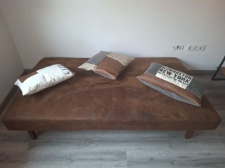 Sofá Cama Marrón con Cojines Decorativos
