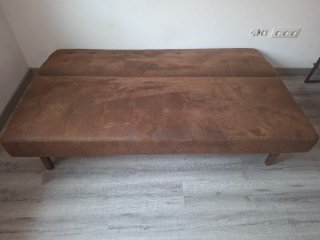 Sofá Cama Marrón con Cojines Decorativos