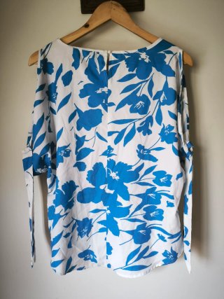 Blusa Joress floral azul e branca tam M