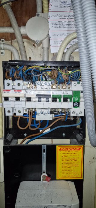 Electricista y Manitas Ofrezco servicios de: Ele