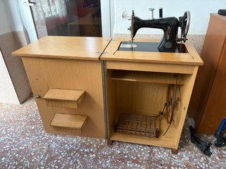 Máquina de coser antigua de mesa