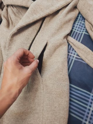 Abrigo largo Zara gris con cinturón