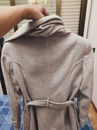 Abrigo largo Zara gris con cinturón