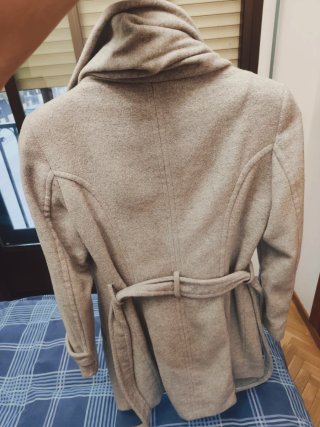 Abrigo largo Zara gris con cinturón
