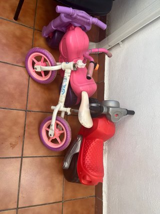 Moto infantil rosa y roja