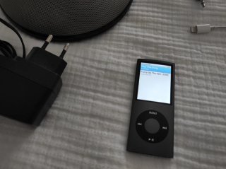 iPod Nano 8GB + Base Altavoz JBL on stage II