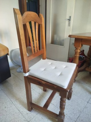 Mesa de comedor de madera y sillas de pino.