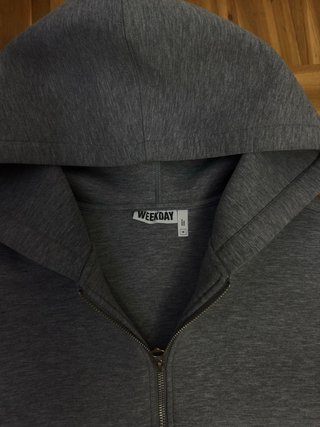 Sudadera Weekday gris con cremallera