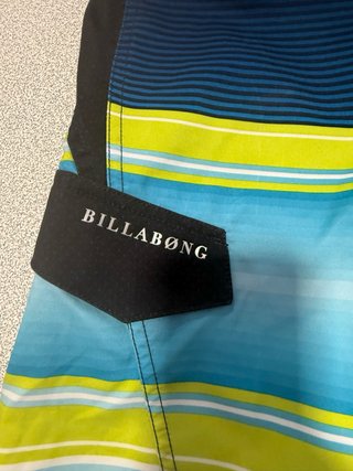 Pantalón corto Billabong rayas azul y verde