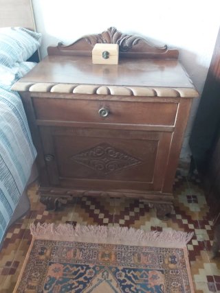 Cómoda de madera con espejo