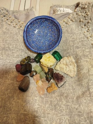 Plato con piedras preciosas