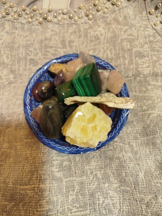 Plato con piedras preciosas