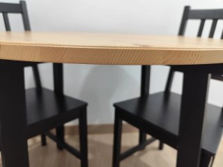 Mesa redonda tapa roble y 2 sillas negras