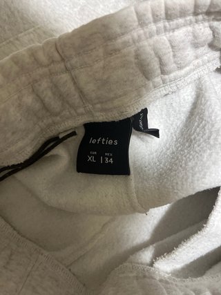Chándal gris , dice talla xl pero es mas una L