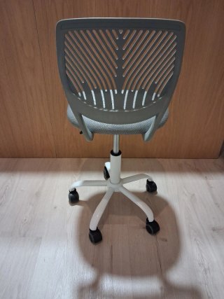 Silla de estudio gris y blanca