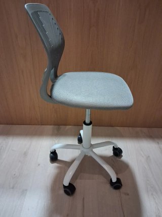 Silla de estudio gris y blanca