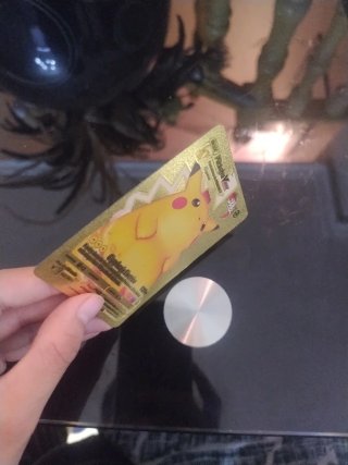 Carta Pokémon Pikachu VMAX Gigamax Dorada