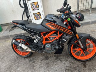 KTM 125 Duke 2021 Negra y Naranja