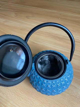 Tetera de hierro fundido azul