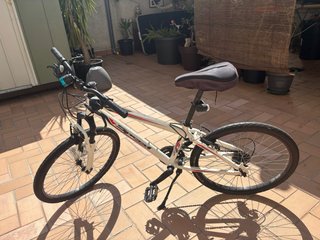 Bicicleta blanca y negra
