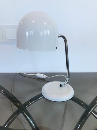 Lámpara de mesa vintage cromada y blanca