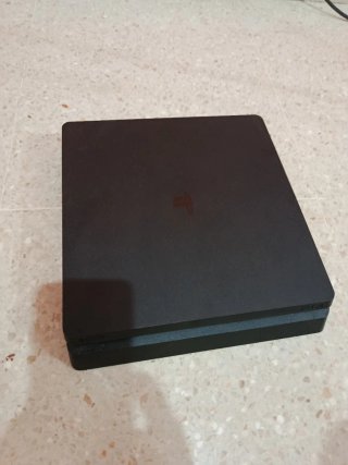PS4 (PlayStation 4) con juegos y accesorios