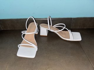 Sandalias tacón bajo blancas sin utilizar
