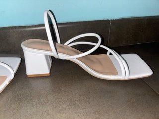 Sandalias tacón bajo blancas sin utilizar