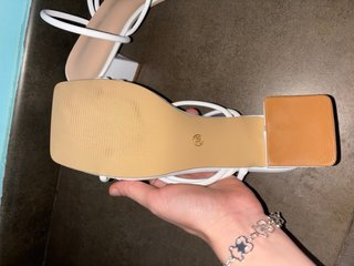Sandalias tacón bajo blancas sin utilizar